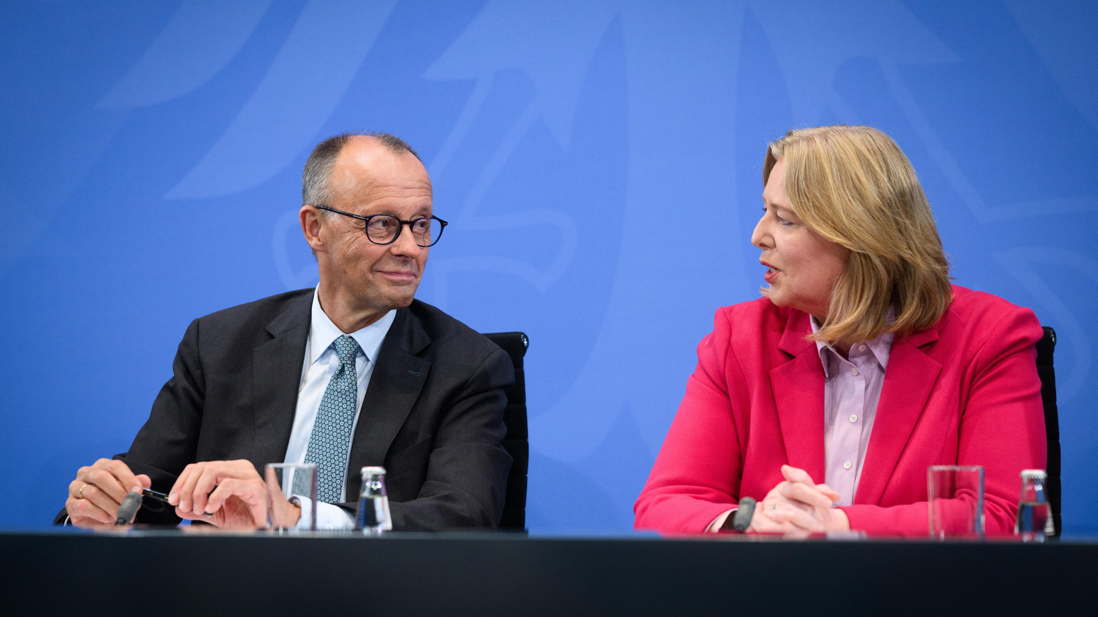 Friedrich Merz (links), Bundeskanzler und Bundesvorsitzender der CDU, und Bärbel Bas (rechts), Bundesministerin für Arbeit und Soziales und Bundesvorsitzende der SPD