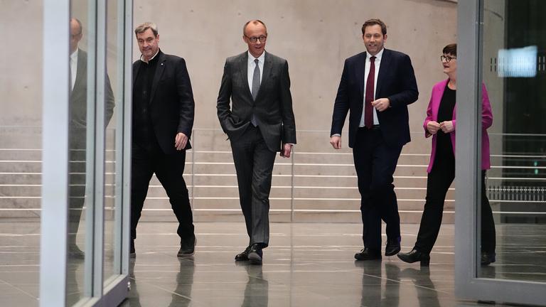 Vorsitzender der CSU und Ministerpräsident von Bayern, Friedrich Merz, Kanzlerkandidat der Union, Fraktionsvorsitzender der Union und Bundesvorsitzender der CDU, Lars Klingbeil, Fraktionsvorsitzender der SPD und Bundesvorsitzender, und Saskia Esken, Parteivorsitzende der SPD, kommen zu einer Pressekonferenz über die Sondierungsgespräche zwischen der Union und der SPD.