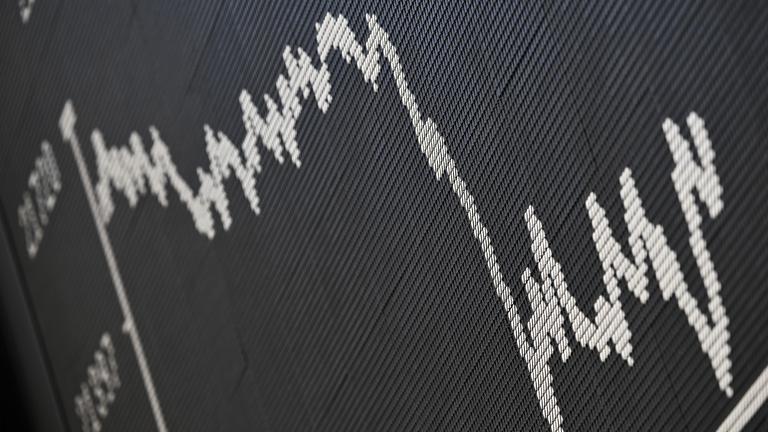 Die Anzeigetafel der Frankfurter Wertpapierbörse mit der Dax-Kurve zeigt fallende Kurse an. US-Präsident Trump hatte ein gewaltiges Zollpaket gegen Handelspartner in aller Welt erlassen. Die Europäische Union und China haben bereits Gegenmaßnahmen angekündigt