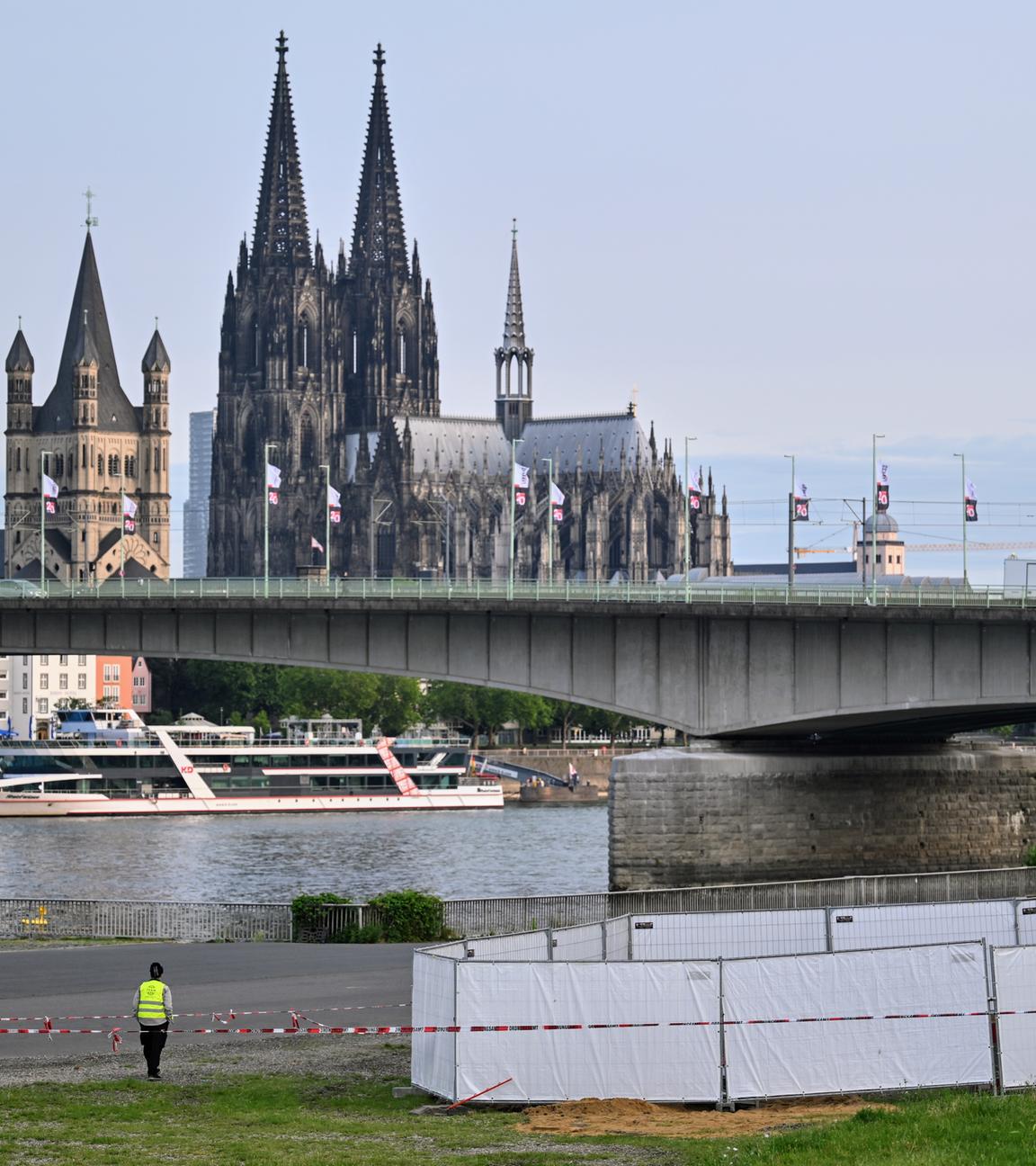 04.06.2025, Nordrhein-Westfalen, Köln: Eine der Fundstellen wird von Mitarbeitern des Ordnungsamtes bewacht. 