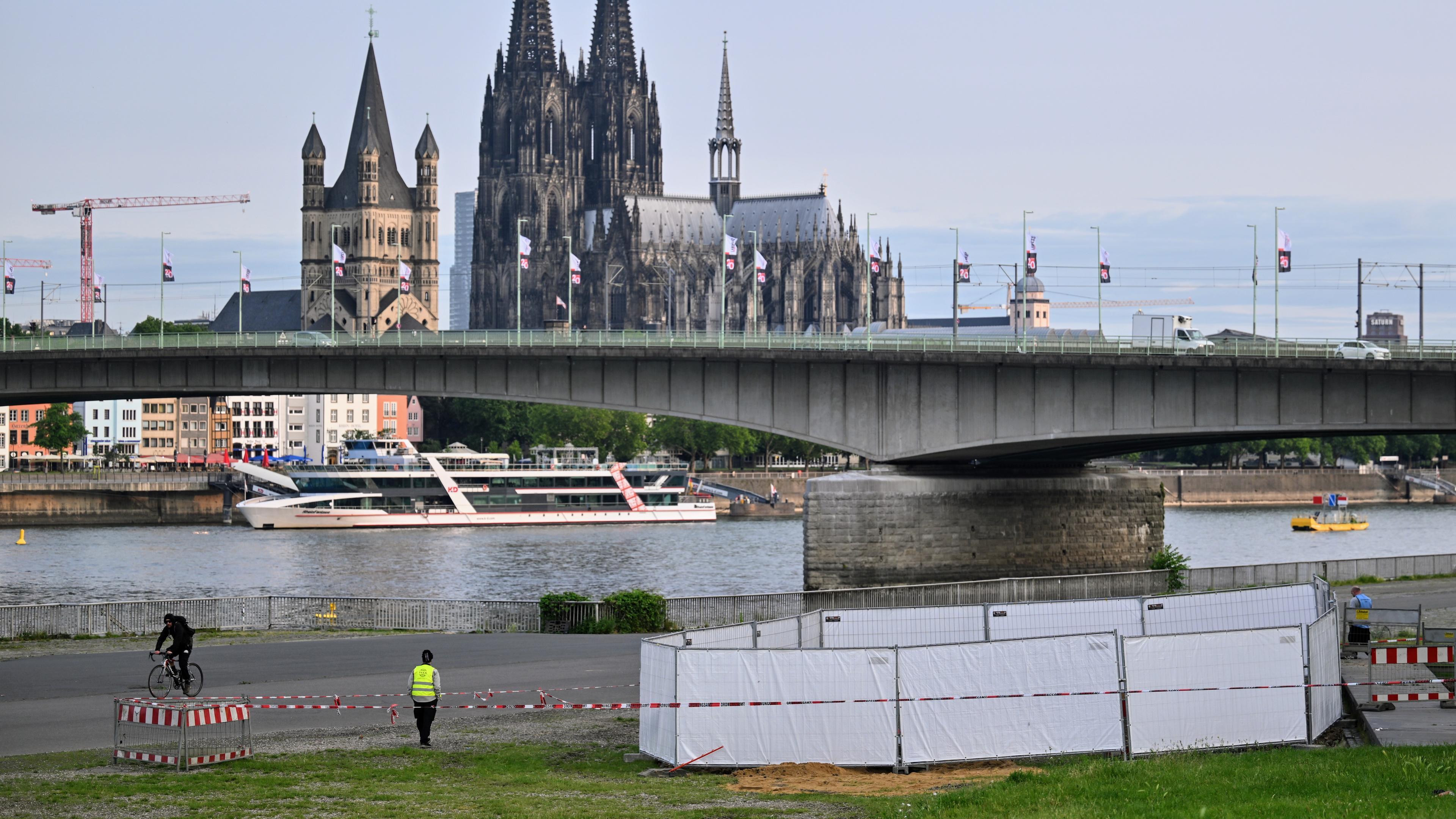 04.06.2025, Nordrhein-Westfalen, Köln: Eine der Fundstellen wird von Mitarbeitern des Ordnungsamtes bewacht. 