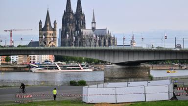 04.06.2025, Nordrhein-Westfalen, Köln: Eine der Fundstellen wird von Mitarbeitern des Ordnungsamtes bewacht. 