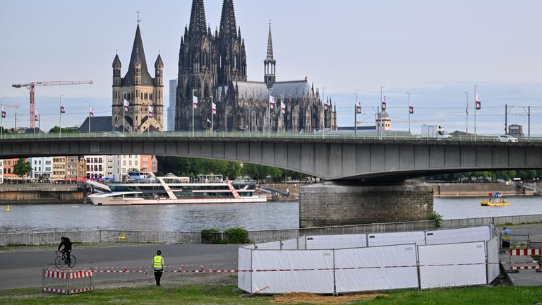 04.06.2025, Nordrhein-Westfalen, Köln: Eine der Fundstellen wird von Mitarbeitern des Ordnungsamtes bewacht. 