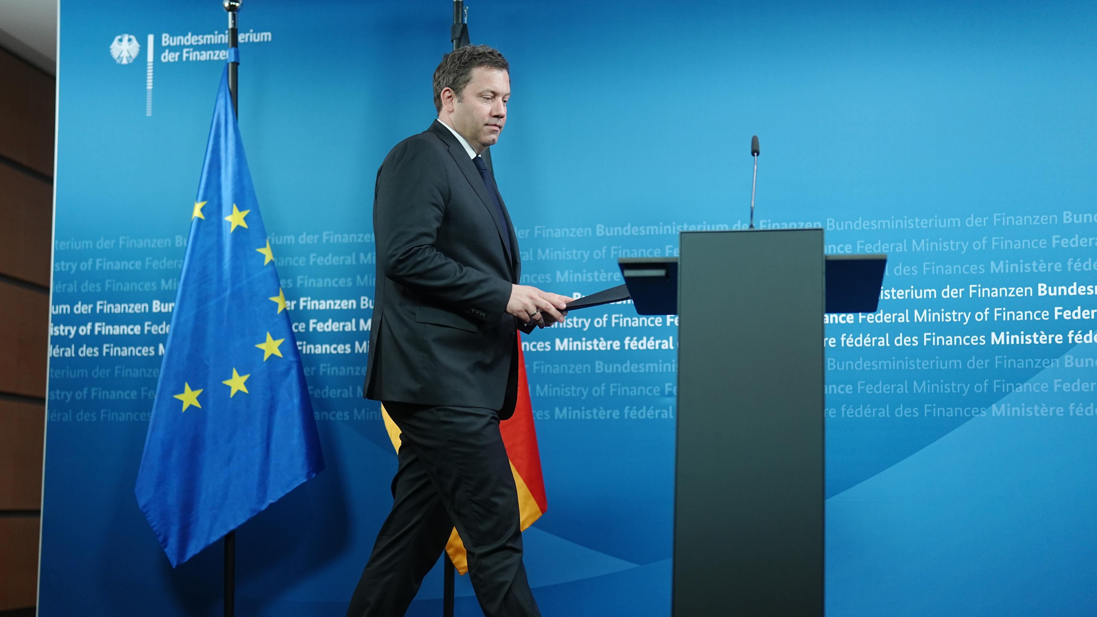Lars Klingbeil (SPD), Bundesminister der Finanzen, Vizekanzler und SPD-Bundesvorsitzender, gibt eine Pressekonferenz zum Gesetzentwurf für ein steuerliches Investitionssofortprogramm zur Stärkung des Wirtschaftsstandorts Deutschland. 