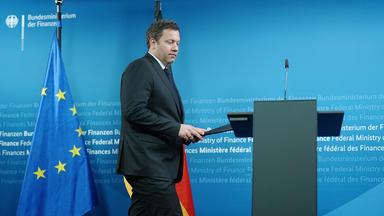 Lars Klingbeil (SPD), Bundesminister der Finanzen, Vizekanzler und SPD-Bundesvorsitzender, gibt eine Pressekonferenz zum Gesetzentwurf für ein steuerliches Investitionssofortprogramm zur Stärkung des Wirtschaftsstandorts Deutschland. 