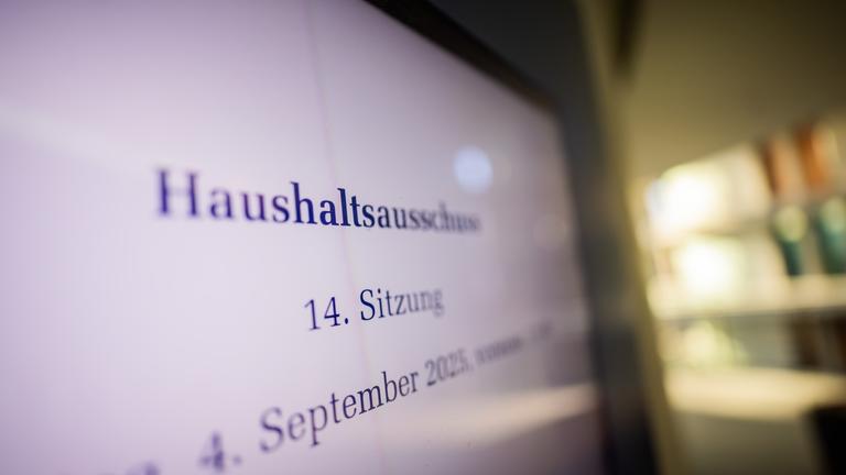 Berlin: Blick auf die Anzeige am Sitzungssaal im Paul-Löbe-Haus des Deutschen Bundestages vor der entscheidenden Sitzung des Haushaltsausschusses zum Bundeshaushalt 2025. In der sogenannten Bereinigungssitzung nehmen die Fraktionen letzte Änderungen am Etat vor, bevor er im Bundestag zur Abstimmung steht. Erwartet wird eine Sitzung bis spät in die Nacht. 