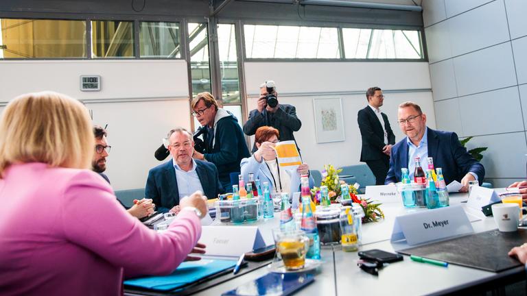 Frank Werneke (r), Vorsitzender der Dienstleistungsgewerkschaft Verdi, und Nancy Faeser (SPD, l), geschäftsführende Bundesministerin für Inneres und Heimat, sitzen bei der Fortsetzung der Tarifverhandlungen für die Beschäftigten des öffentlichen Dienstes der Länder im Kongresshotel.