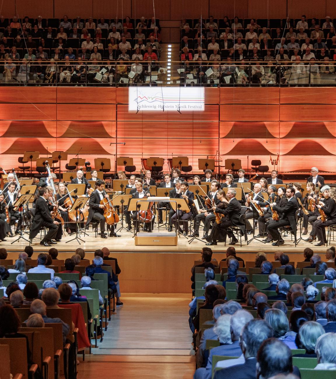 05.07.2025, Schleswig-Holstein, Lübeck: Das NDR Elbphilharmonie Orchester beim Eröffnungskonzert des Schleswig-Holstein Musik Festivals 2025. 