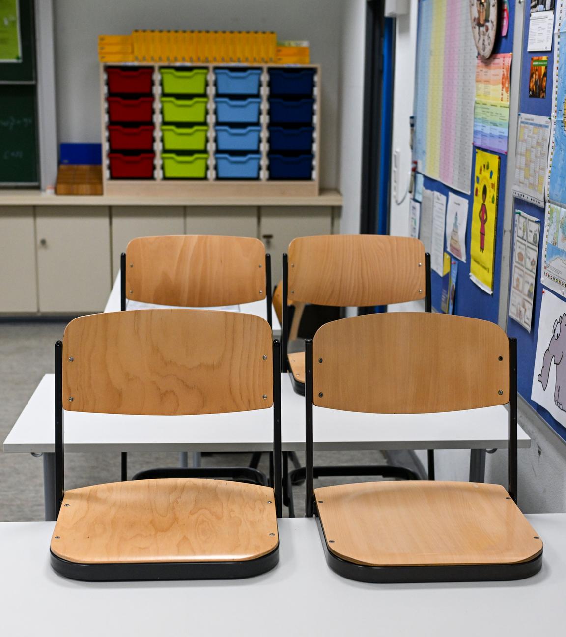 Berlin: Hochgestellte Stühle in einem Klassenraum im Oberstufenzentrum Kommunikations-, Informations- und Medientechnik in Mitte. 