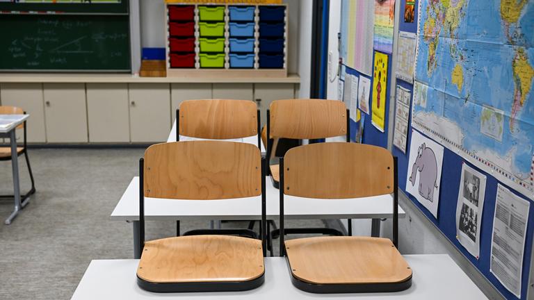 Berlin: Hochgestellte Stühle in einem Klassenraum im Oberstufenzentrum Kommunikations-, Informations- und Medientechnik in Mitte. 