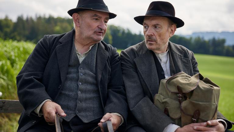 Silvan Heingeiger (Sigi Zimmerschied, l.) nimmt den Schuster Julius Kraus (Josef Hader) mit seiner Kutsche mit zum Leder kaufen in einer Szene des Fernsehzweiteilers «Sturm kommt auf» (undatiert). Der erste und der zweite Teil von «Sturm kommt auf» werden beide am 10.11.2025 im ZDF ausgestrahlt.