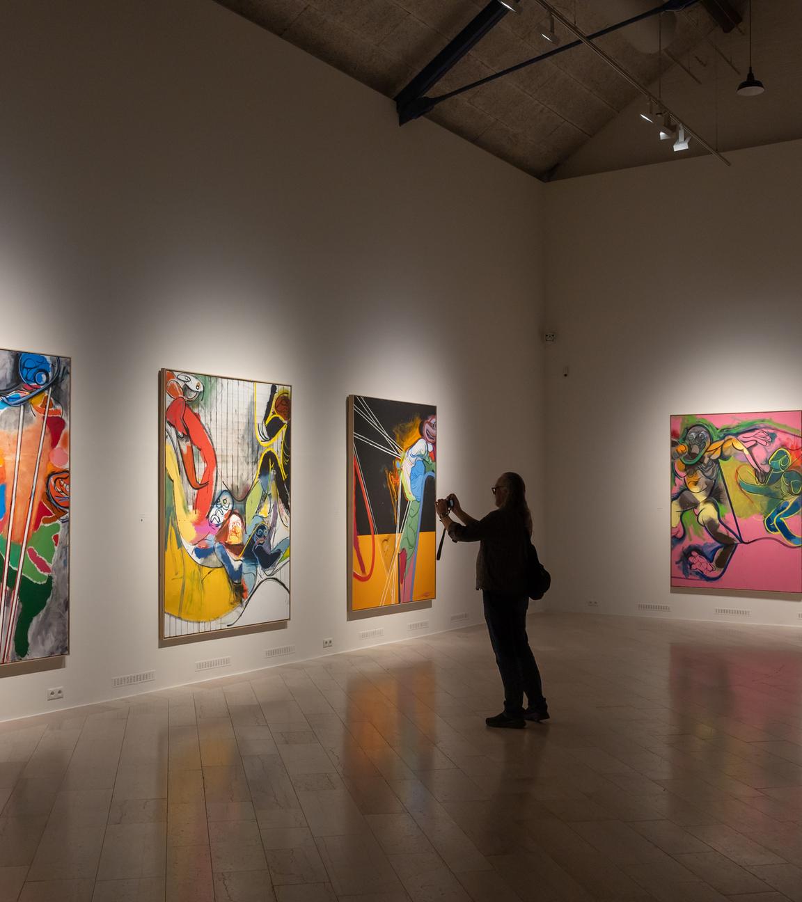 Schleswig: Besucher betrachten die Ausstellung "Daniel Richter. Torf in Schloss Gottorf. Die umfassende Werkschau mit 58, zum Teil großformatigen Werken des Künstlers, findet anlässlich der Verleihung des Kunstpreises der Schleswig-Holsteinischen Wirtschaft durch die Dr. Dietrich Schulz-Kunststiftung statt.