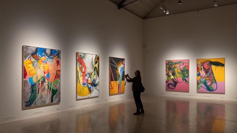 Schleswig: Besucher betrachten die Ausstellung "Daniel Richter. Torf in Schloss Gottorf. Die umfassende Werkschau mit 58, zum Teil großformatigen Werken des Künstlers, findet anlässlich der Verleihung des Kunstpreises der Schleswig-Holsteinischen Wirtschaft durch die Dr. Dietrich Schulz-Kunststiftung statt.