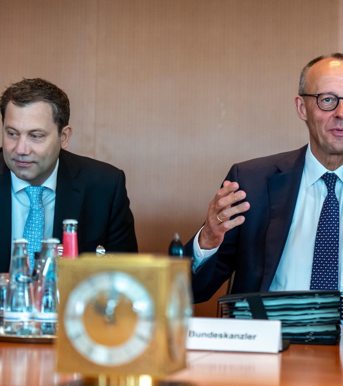 erlin: Bundeskanzler Friedrich Merz (CDU, r) spricht neben Lars Klingbeil (SPD), Bundesminister der Finanzen, zu Beginn der Sitzung des Bundeskabinetts im Kanzleramt