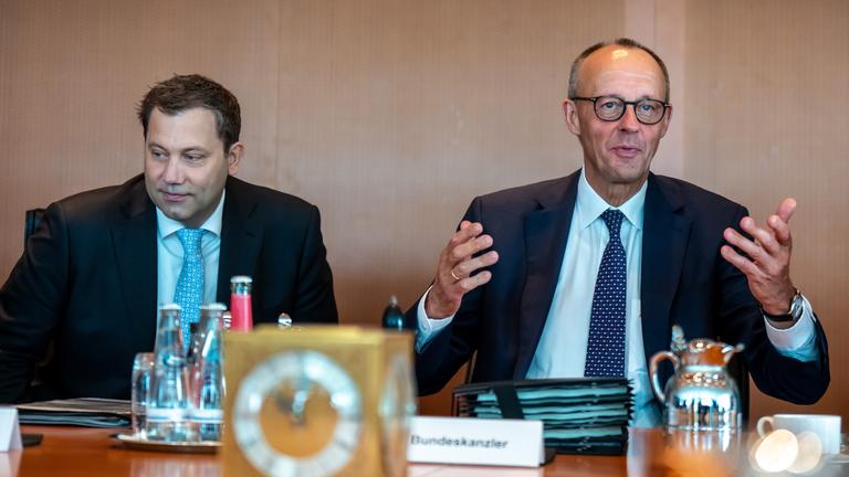 erlin: Bundeskanzler Friedrich Merz (CDU, r) spricht neben Lars Klingbeil (SPD), Bundesminister der Finanzen, zu Beginn der Sitzung des Bundeskabinetts im Kanzleramt