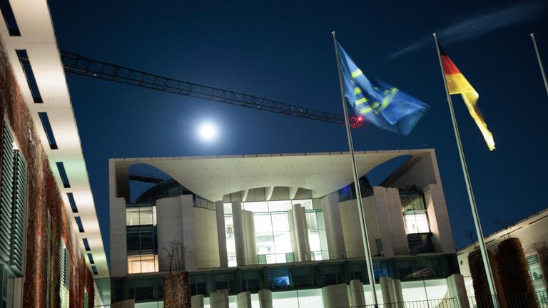 Der Mond scheint neben einem Baukran über dem Bundeskanzleramt. Am Donnerstag trifft sich Bundeskanzler Merz mit Vertretern der Industrie und der Bundesländer zum "Stahlgipfel"