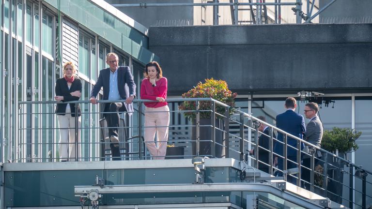 07.03.2025, Berlin: Friedrich Merz (2.v.l), Unions Kanzlerkandidat und CDU Bundesvorsitzender, steht zwischen Karin Prien (CDU) und Dorothee Bär (CSU,l) während einer Pause bei den Sondierungsgesprächen von Union und SPD im Jakob Kaiser Haus im Bundestag wo die Koalitionsbildung nach der Bundestagswahl vorbereitet wird. Foto: Michael Kappeler/dpa +++ dpa-Bildfunk +++