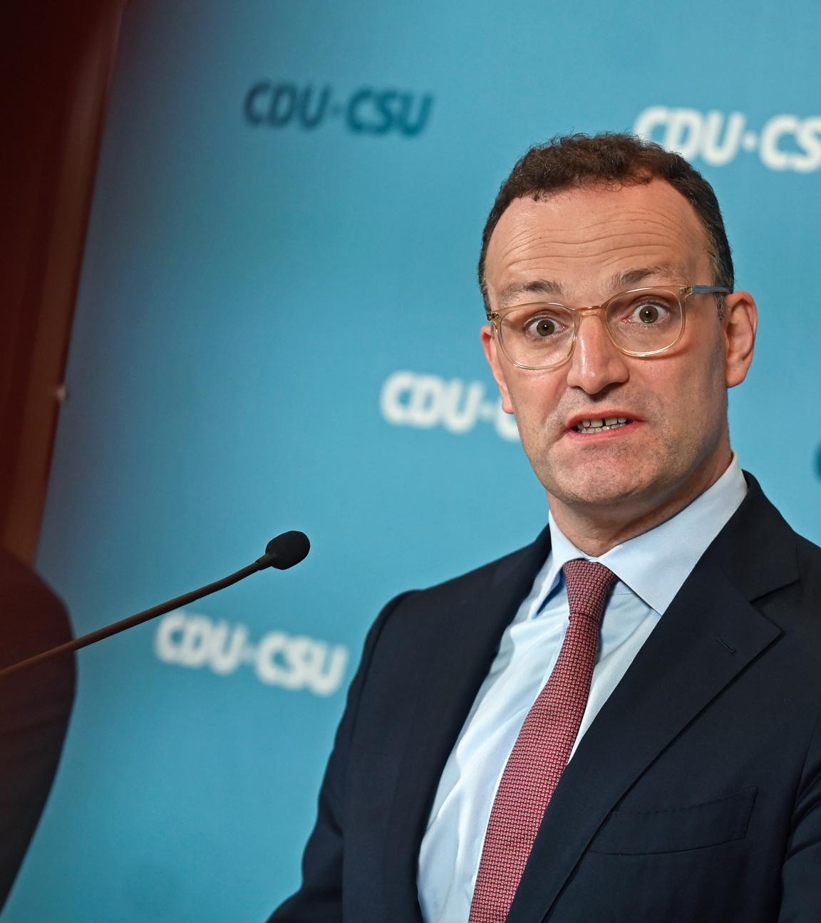 Berlin: Jens Spahn, CDU/CSU-Fraktionsvorsitzender im Bundestag, spricht beim Statement vor Beginn der Fraktionssitzung im Bundestag. Der Bundestag berät in der Sitzungwoche über den Bundeshaushalt