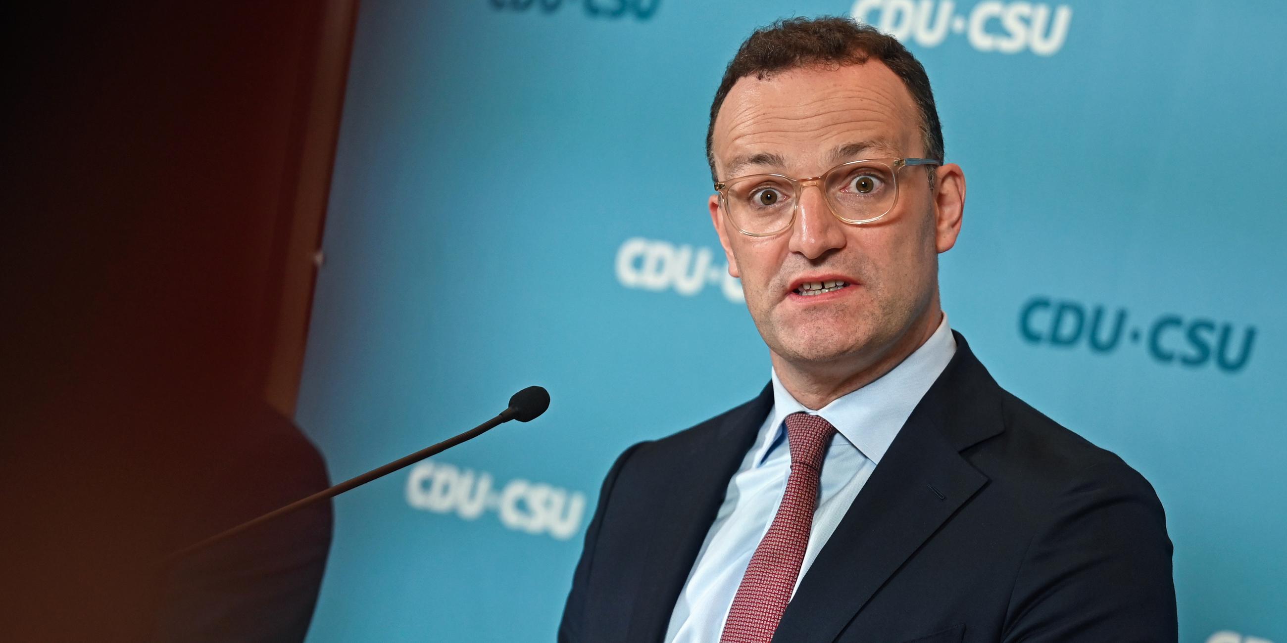 Berlin: Jens Spahn, CDU/CSU-Fraktionsvorsitzender im Bundestag, spricht beim Statement vor Beginn der Fraktionssitzung im Bundestag. Der Bundestag berät in der Sitzungwoche über den Bundeshaushalt