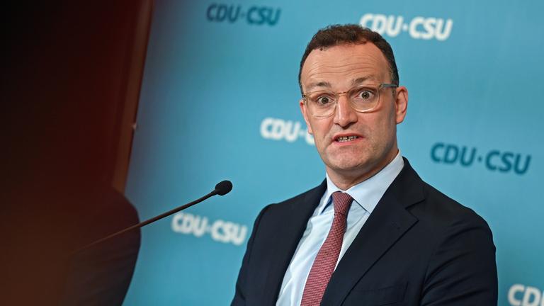 Berlin: Jens Spahn, CDU/CSU-Fraktionsvorsitzender im Bundestag, spricht beim Statement vor Beginn der Fraktionssitzung im Bundestag. Der Bundestag berät in der Sitzungwoche über den Bundeshaushalt