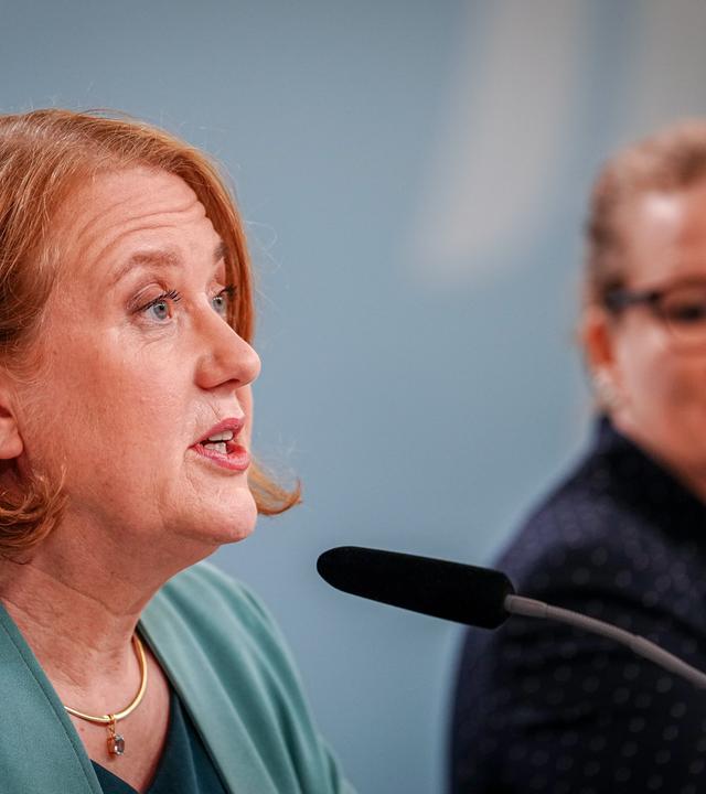 Lisa Paus (l, Bündnis 90/Die Grünen), Bundesministerin für Familie, Senioren, Frauen und Jugend, und Martina Brandt, Vorsitzende der Berichtskommission, stellen den neunten Altersbericht vor.