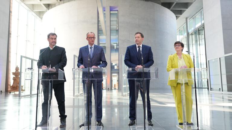 Markus Söder, (CSU), Ministerpräsident von Bayern und CSU Vorsitzender, Friedrich Merz, Unions-Kanzlerkandidat und CDU Bundesvorsitzender, Lars Klingbeil, SPD-Bundesvorsitzender, und SPD Fraktionsvorsitzender sowie Saskia Esken, SPD-Bundesvorsitzende, nehmen an einer Pressekonferenz nach den Sondierungsgesprächen von Union und SPD im Bundestag teil.