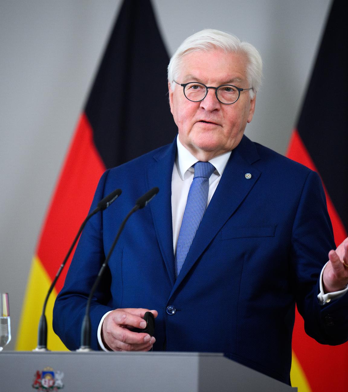 Archiv: Bundespräsident Frank-Walter Steinmeier äußert sich bei einer Pressekonferenz mit dem Präsidenten von Lettland, Rinkevics, im Amtssitz des Präsidenten.