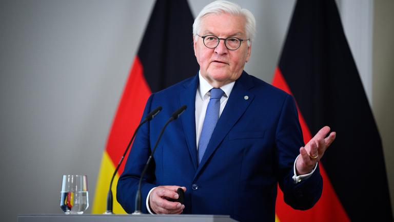 Archiv: Bundespräsident Frank-Walter Steinmeier äußert sich bei einer Pressekonferenz mit dem Präsidenten von Lettland, Rinkevics, im Amtssitz des Präsidenten.