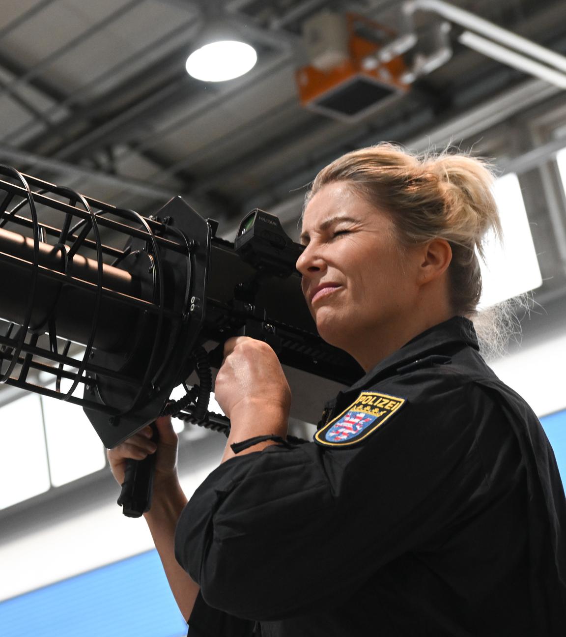 08.10.2025, Hessen, Egelsbach: Eine Oberkommissarin der Polizeifliegerstaffel Hessen demonstriert im Kompetenzzentrum Drohnen den Einsatz eines Jammers. Jammer sind Geräte, die Hochfrequenzsignale aussenden, um die Kontrolle der Drohne zu stören oder vollständig zu blockieren. Das Kompetenzzentrum existiert seit 2019, seit Ende 2024 gibt es gesetzliche Regelungen im hessischen Polizeigesetz für Einsatz, Detektion und Abwehr von Drohnen.