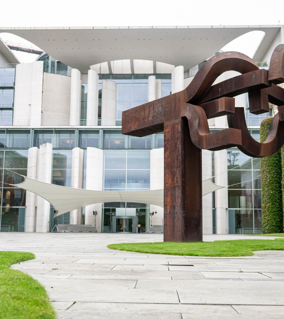 08.10.2025, Berlin: Das Bundeskanzleramt vor dem Koalitionsausschuss, mit Blick auf die Skulptur «Berlin» des spanischen Künstlers Eduardo Chillida (1924-2002).