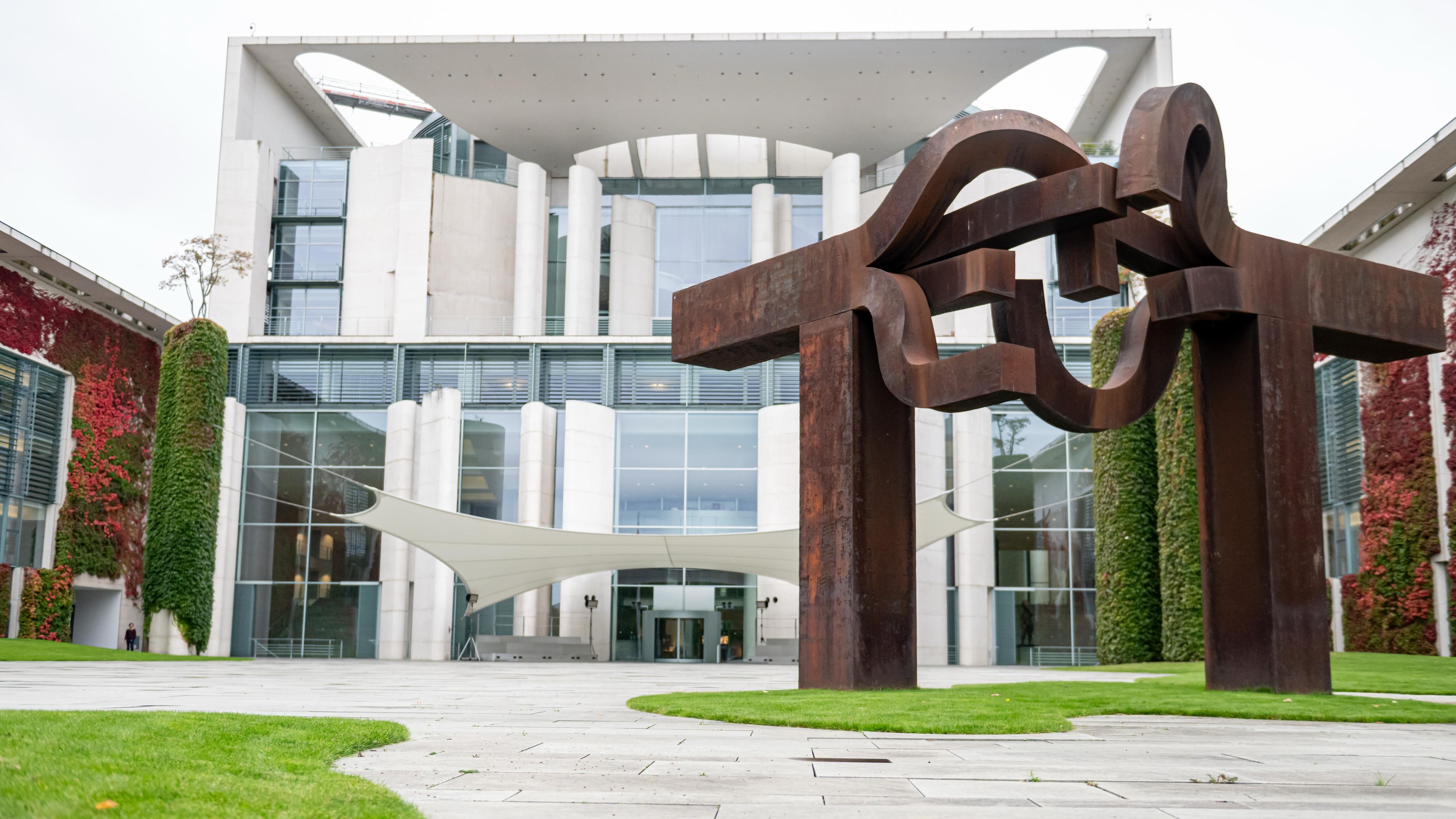 08.10.2025, Berlin: Das Bundeskanzleramt vor dem Koalitionsausschuss, mit Blick auf die Skulptur «Berlin» des spanischen Künstlers Eduardo Chillida (1924-2002).