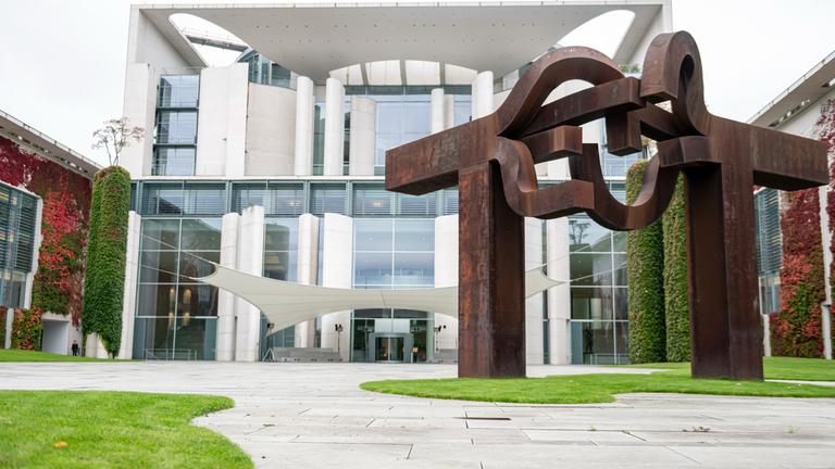 08.10.2025, Berlin: Das Bundeskanzleramt vor dem Koalitionsausschuss, mit Blick auf die Skulptur «Berlin» des spanischen Künstlers Eduardo Chillida (1924-2002).