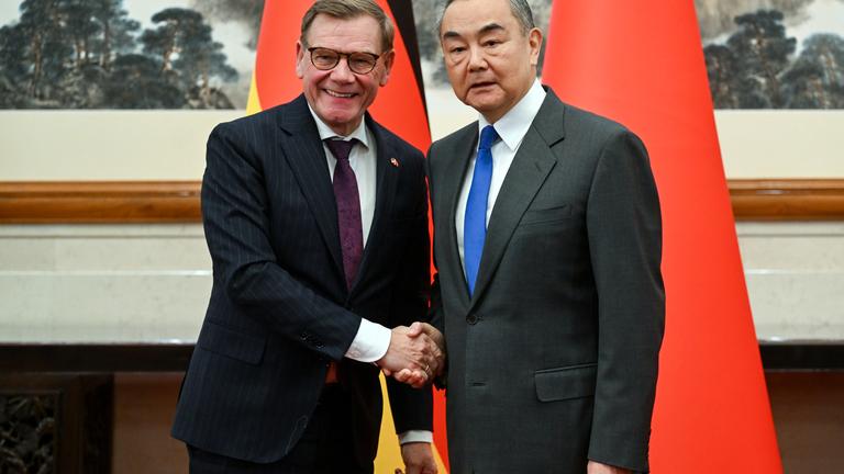 Bundesaußenminister Johann Wadephul (l, CDU) und Wang Yi, Außenminister der Volksrepublik China, begrüßen sich vor ihrem Gespräch.