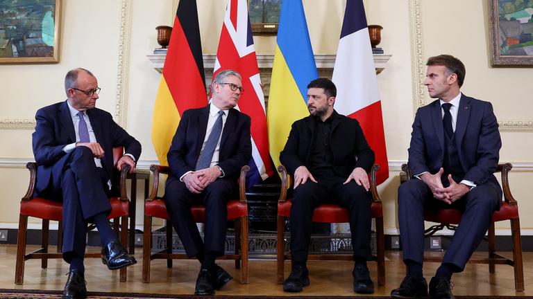 Großbritannien, London: (von links nach rechts) Bundeskanzler Friedrich Merz, Premierminister Sir Keir Starmer, der ukrainische Präsident Wolodymyr Selenskyj und der französische Präsident Emmanuel Macron während eines Treffens in der Downing Street in London, wo die Gespräche über die Beendigung des Krieges in der Ukraine fortgesetzt werden.