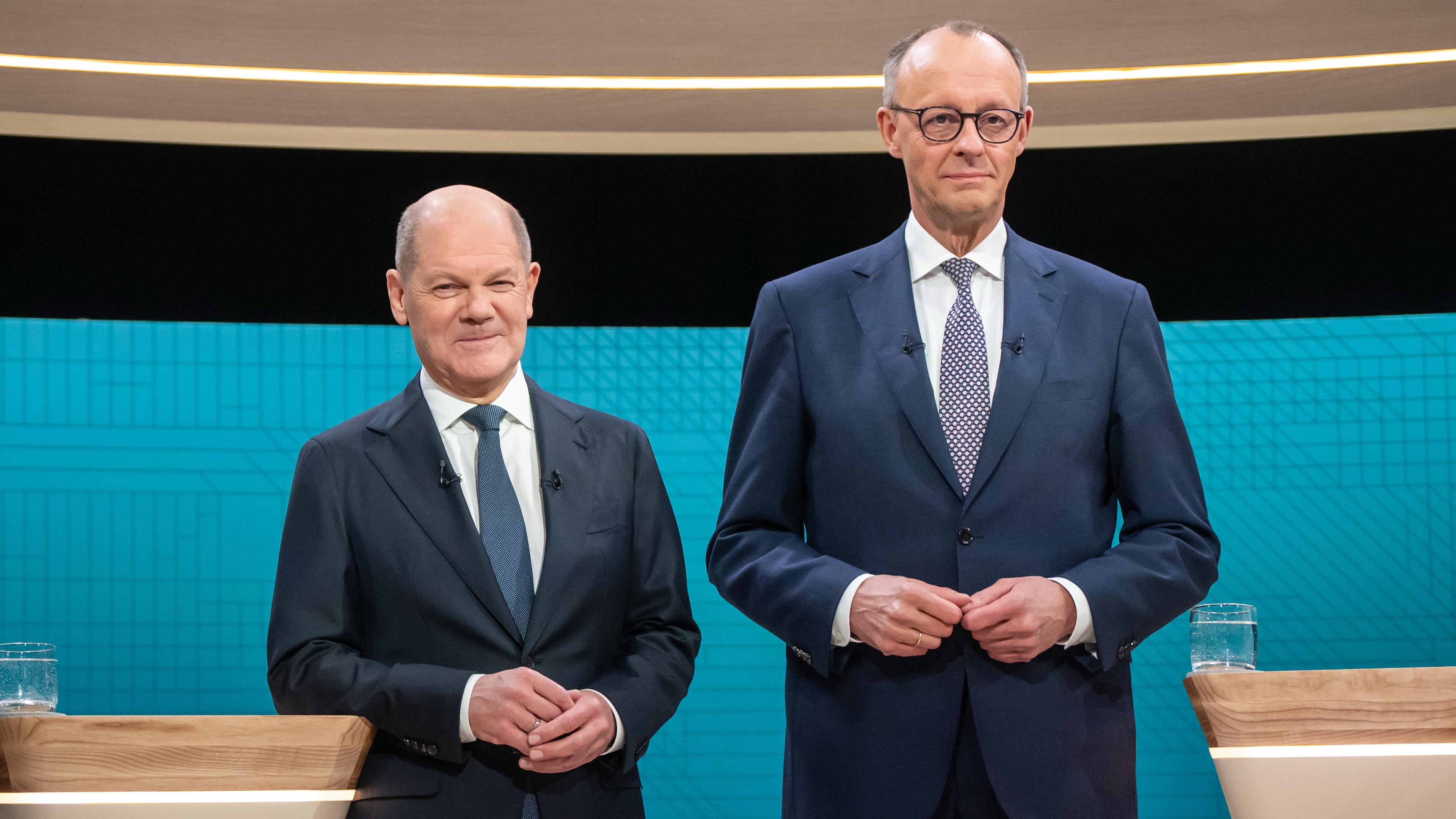 Bundeskanzler Olaf Scholz (SPD, l), steht neben Friedrich Merz, Unions Kanzlerkandidat und CDU Bundesvorsitzender, vor dem TV-Duell von ARD und ZDF.