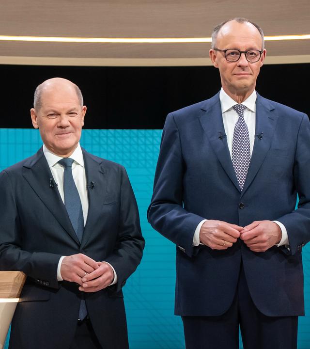 Bundeskanzler Olaf Scholz (SPD, l), steht neben Friedrich Merz, Unions Kanzlerkandidat und CDU Bundesvorsitzender, vor dem TV-Duell von ARD und ZDF.