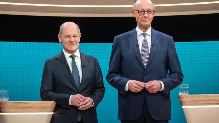 Bundeskanzler Olaf Scholz (SPD, l), steht neben Friedrich Merz, Unions Kanzlerkandidat und CDU Bundesvorsitzender, vor dem TV-Duell von ARD und ZDF.