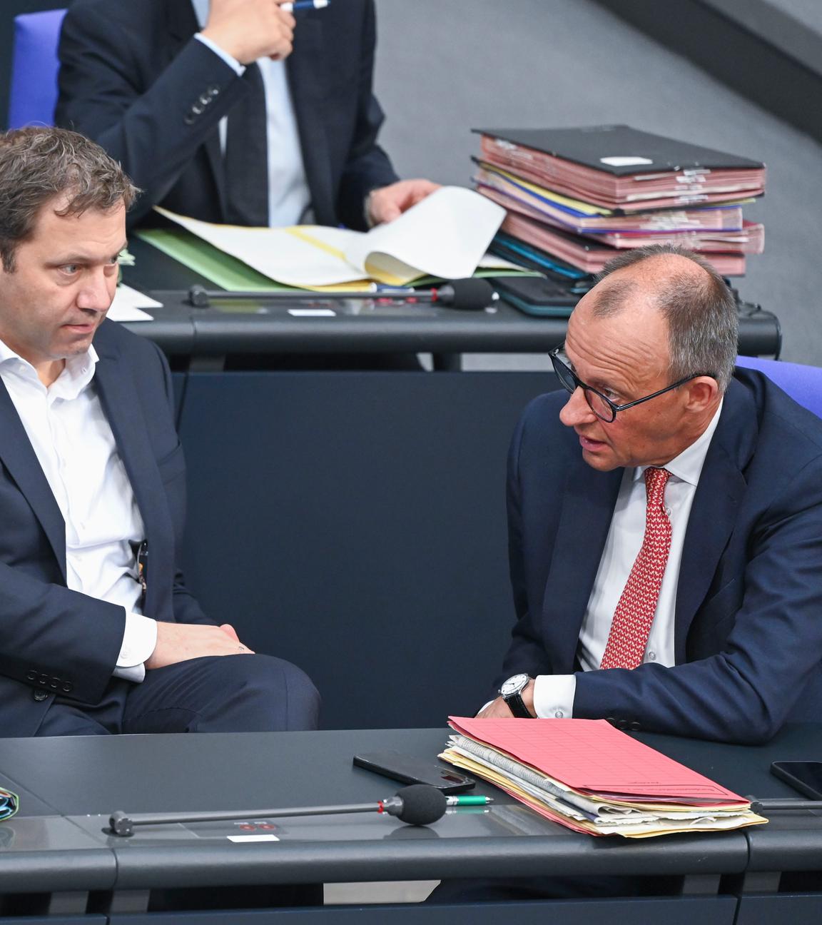 Berlin: Alexander Dobrindt (l,CSU), Bundesinnenminister, Lars Klingbeil (M,SPD), Bundesminister der Finanzen, Vizekanzler und SPD-Bundesvorsitzender, und Bundeskanzler Friedrich Merz (CDU) unterhalten sich während der Generaldebatte zum Haushalt im Plenum des Bundestags. Die Generaldebatte ist der Höhepunkt der Haushaltswoche im Bundestag.