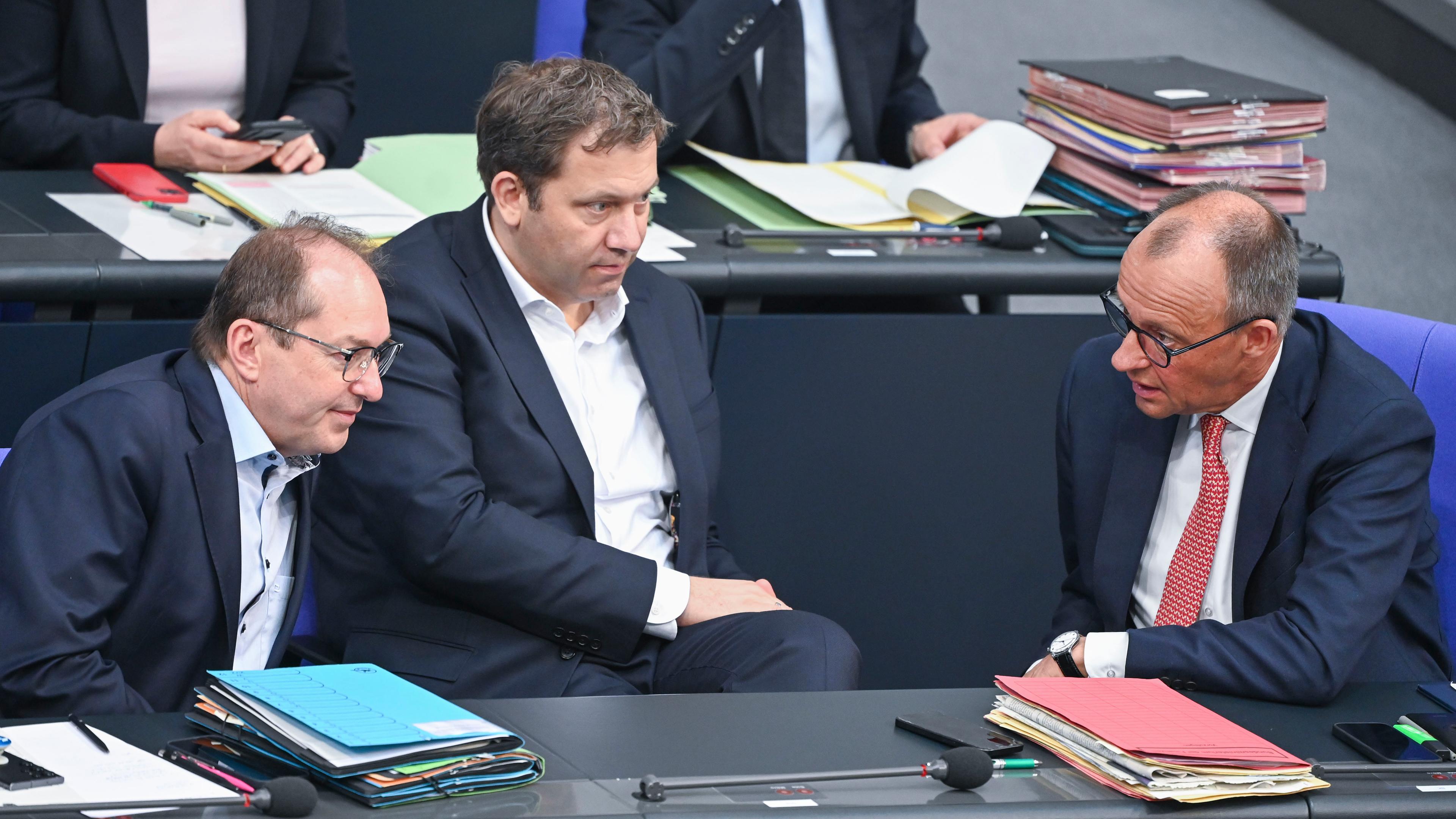 Berlin: Alexander Dobrindt (l,CSU), Bundesinnenminister, Lars Klingbeil (M,SPD), Bundesminister der Finanzen, Vizekanzler und SPD-Bundesvorsitzender, und Bundeskanzler Friedrich Merz (CDU) unterhalten sich während der Generaldebatte zum Haushalt im Plenum des Bundestags. Die Generaldebatte ist der Höhepunkt der Haushaltswoche im Bundestag.