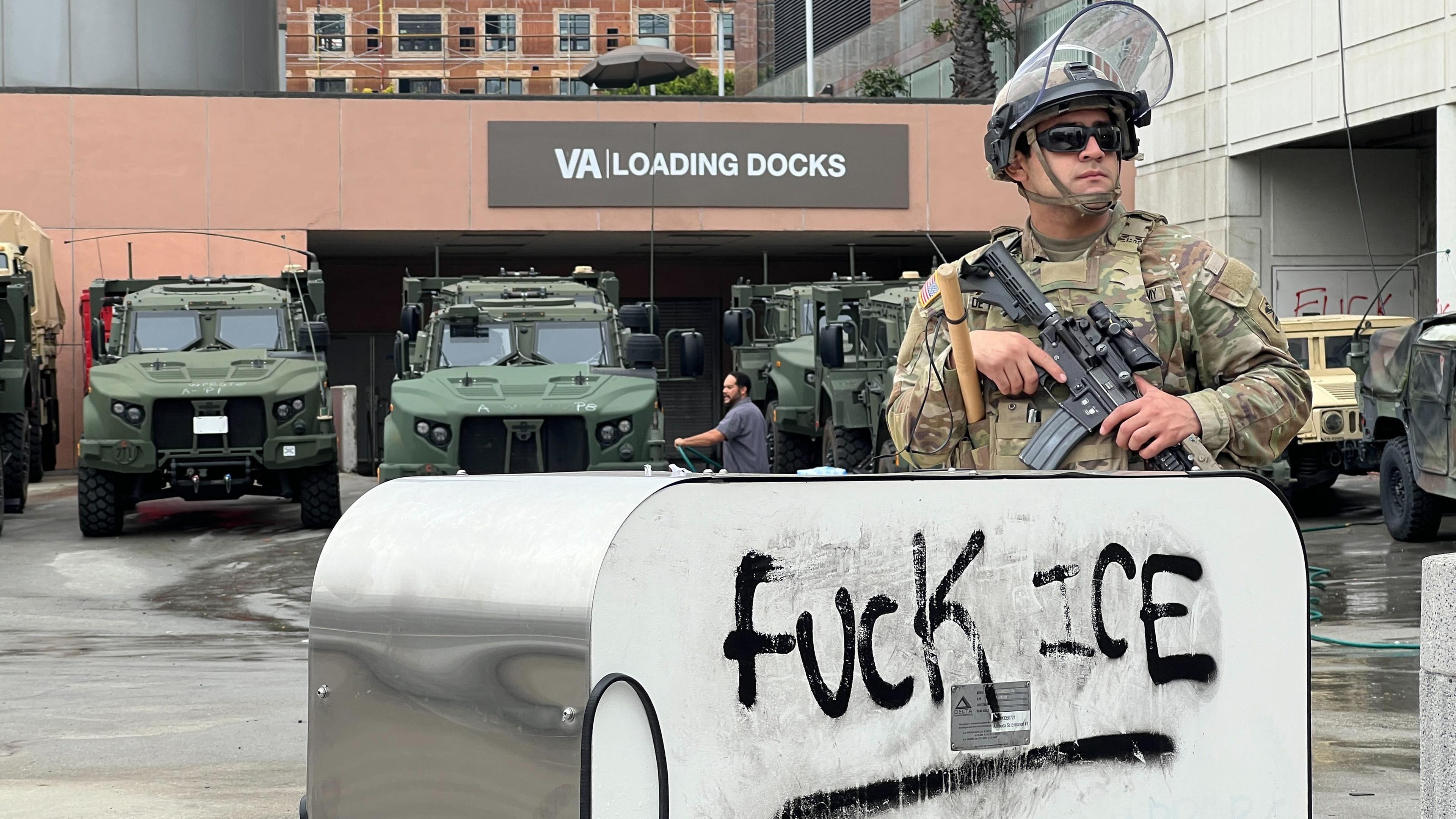  Los Angeles: Ein Soldat der kalifornischen Nationalgarde steht hinter einem Aufbau, auf dem "Fuck ICE" aufgesprüht wurde. Wegen der Migrationsproteste hat Präsident Trump Tausende Soldaten nach Los Angeles entsandt.