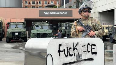  Los Angeles: Ein Soldat der kalifornischen Nationalgarde steht hinter einem Aufbau, auf dem "Fuck ICE" aufgesprüht wurde. Wegen der Migrationsproteste hat Präsident Trump Tausende Soldaten nach Los Angeles entsandt.