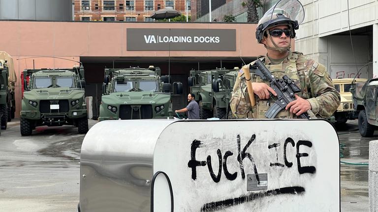  Los Angeles: Ein Soldat der kalifornischen Nationalgarde steht hinter einem Aufbau, auf dem "Fuck ICE" aufgesprüht wurde. Wegen der Migrationsproteste hat Präsident Trump Tausende Soldaten nach Los Angeles entsandt.