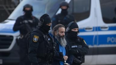 10.11.2025, Sachsen-Anhalt, Magdeburg: Justizbeamte führen Taleb al-Abdulmohsen auf dem Gelände der Landesbereitschaftspolizei zu einem Hubschrauber. Am Morgen begann der Prozess gegen Taleb al-Abdulmohsen, der am 20. Dezember 2024 über den Magdeburger Weihnachtsmarkt gefahren war. Bei dem Anschlag wurden sechs Menschen getötet. Zudem wurden mehr als 300 Menschen verletzt oder traumatisiert. Die Generalstaatsanwaltschaft wirft dem Täter versuchten Mord in 338 Fällen vor