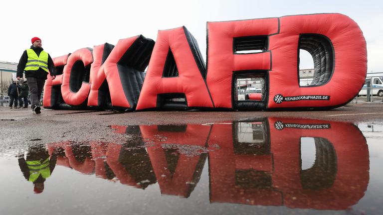 Ein riesigen aufgeblasenen ·FCK AFD· während gegen den Bundesparteitag der AfD demonstriert wird. 