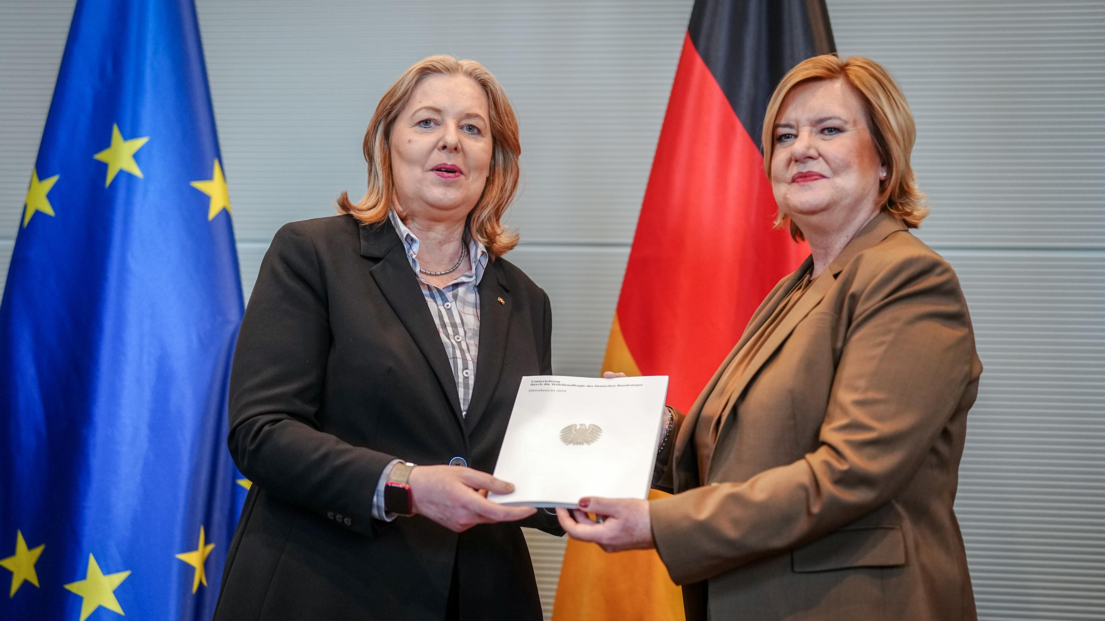 Übergabe des Jahresberichts 2024 der Wehrbeauftragten