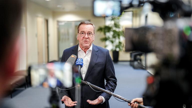 Boris Pistorius vor Kameras - er äußert sich zu Manifest