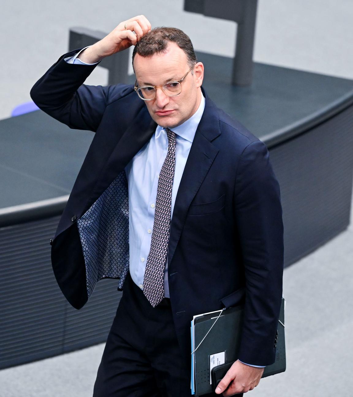Jens Spahn blickt ratlos drein und kratzt sich am Kopf