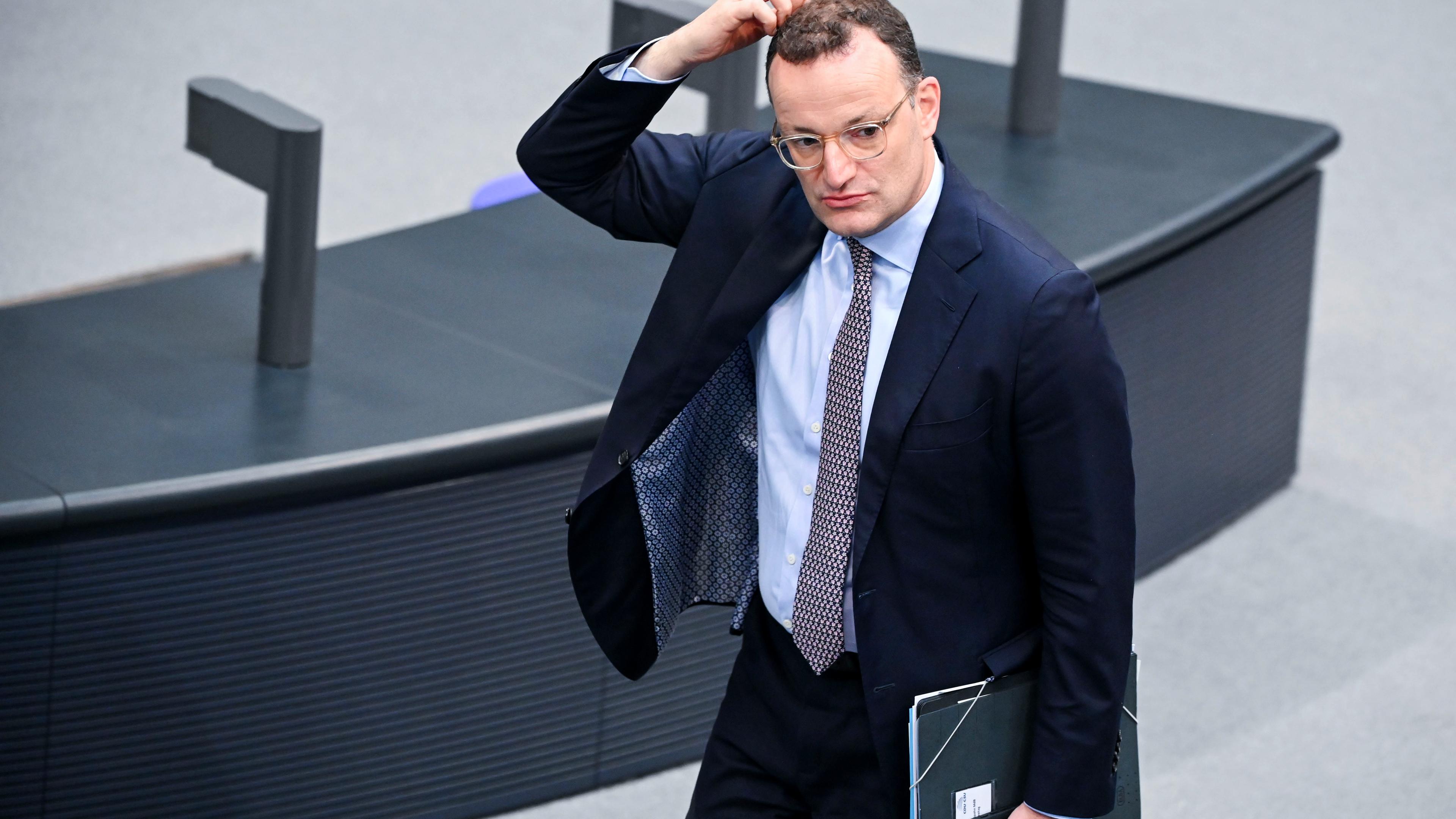 Jens Spahn blickt ratlos drein und kratzt sich am Kopf