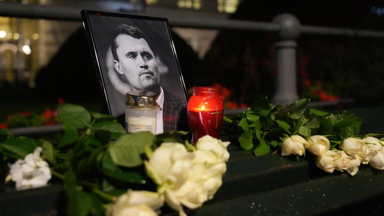 Berlin: Ein Porträt von Charlie Kirk steht neben Blumen bei einer Mahnwache vor der US-Botschaft in Berlin. Der einflussreiche US-amerikanische konservative Aktivist und Mitbegründer von Turning Point USA wurde am 10. September 2025 bei einer Veranstaltung an der Utah Valley University erschossen.