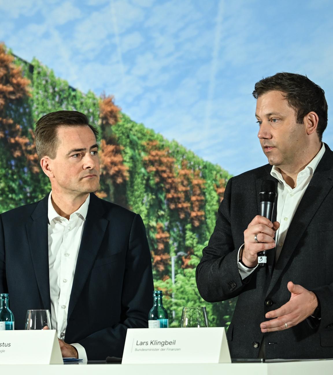 11.11.2025, Berlin: Marianne Janik (l-r),VP Google Cloud Northern Europe, Philipp Justus, Deutschlandchef und VP Google Zentraleuropa, Lars Klingbeil (SPD), Bundesminister der Finanzen, bei der Vorstellung des Google Investitionsplans für Deutschland.